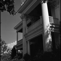 Photograph of the President's House standing from 1909 to 1958. The photo is taken from the ground up to the second floor balcony.